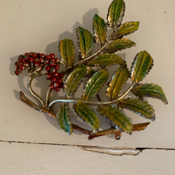 Vintage Green Leaf  Brooch with Red Berries - Picture 4 of 6